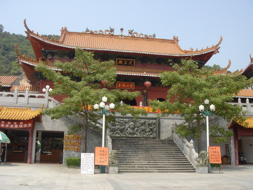 三,弘源寺   简介:   弘源寺的环境很幽静,鸟语花香,这个寺庙就在石