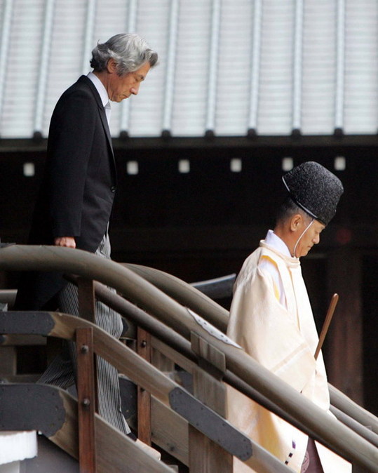 2006年8月15日,日本首相小泉純一郎跟隨僧侶參拜靖國神社.