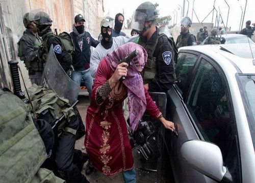 河西岸,一名乔装成巴勒斯坦妇女的以色列秘密警察突击搜查一辆汽车